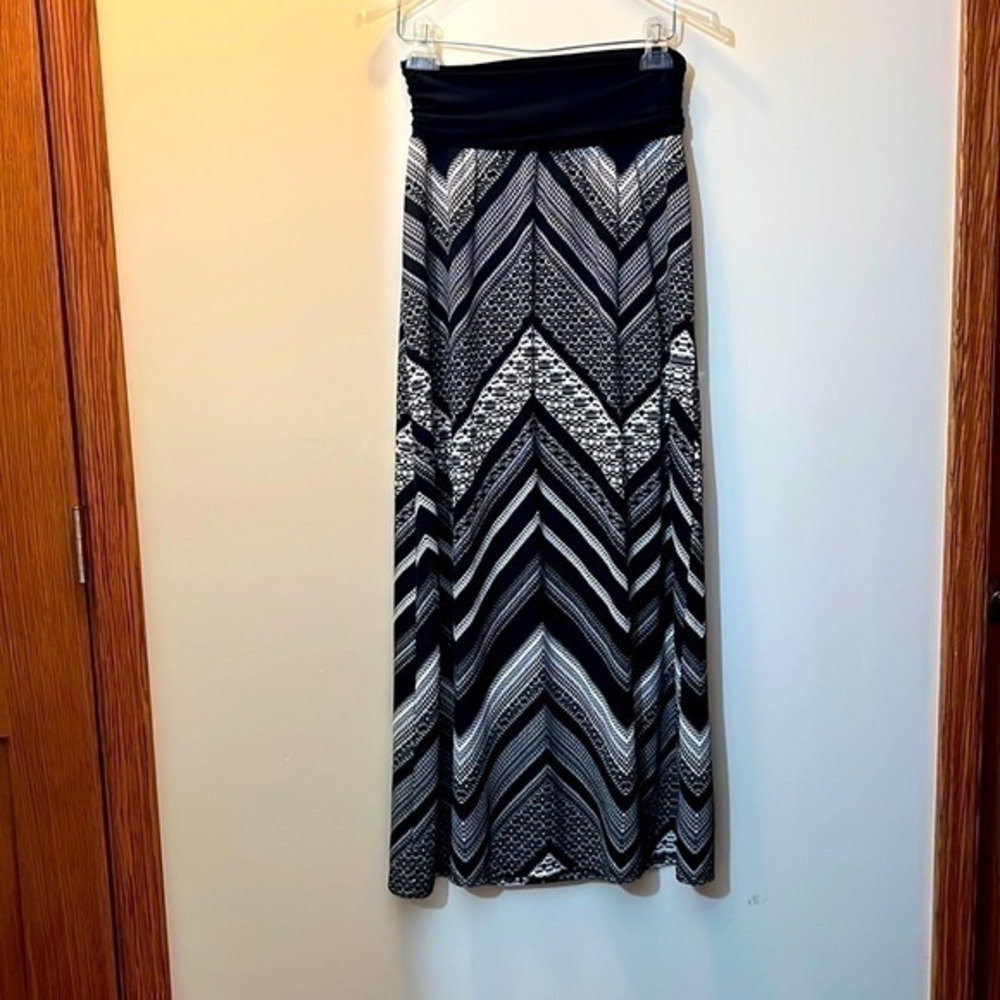 Black and white patterned skirt, size medium AB studio